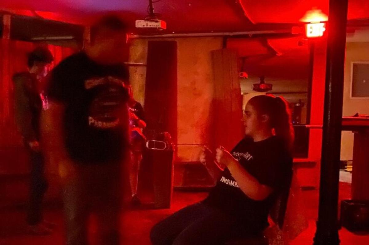 grupp inimesi punaste tuledega ruumis