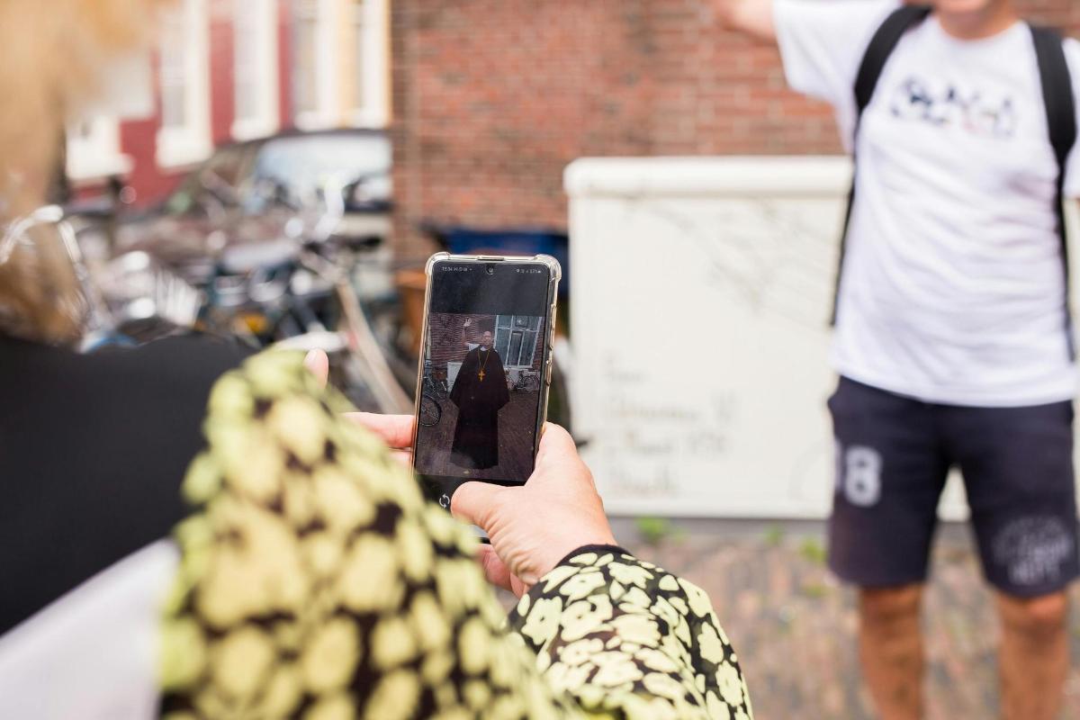 una persona tomando una foto con un teléfono celular