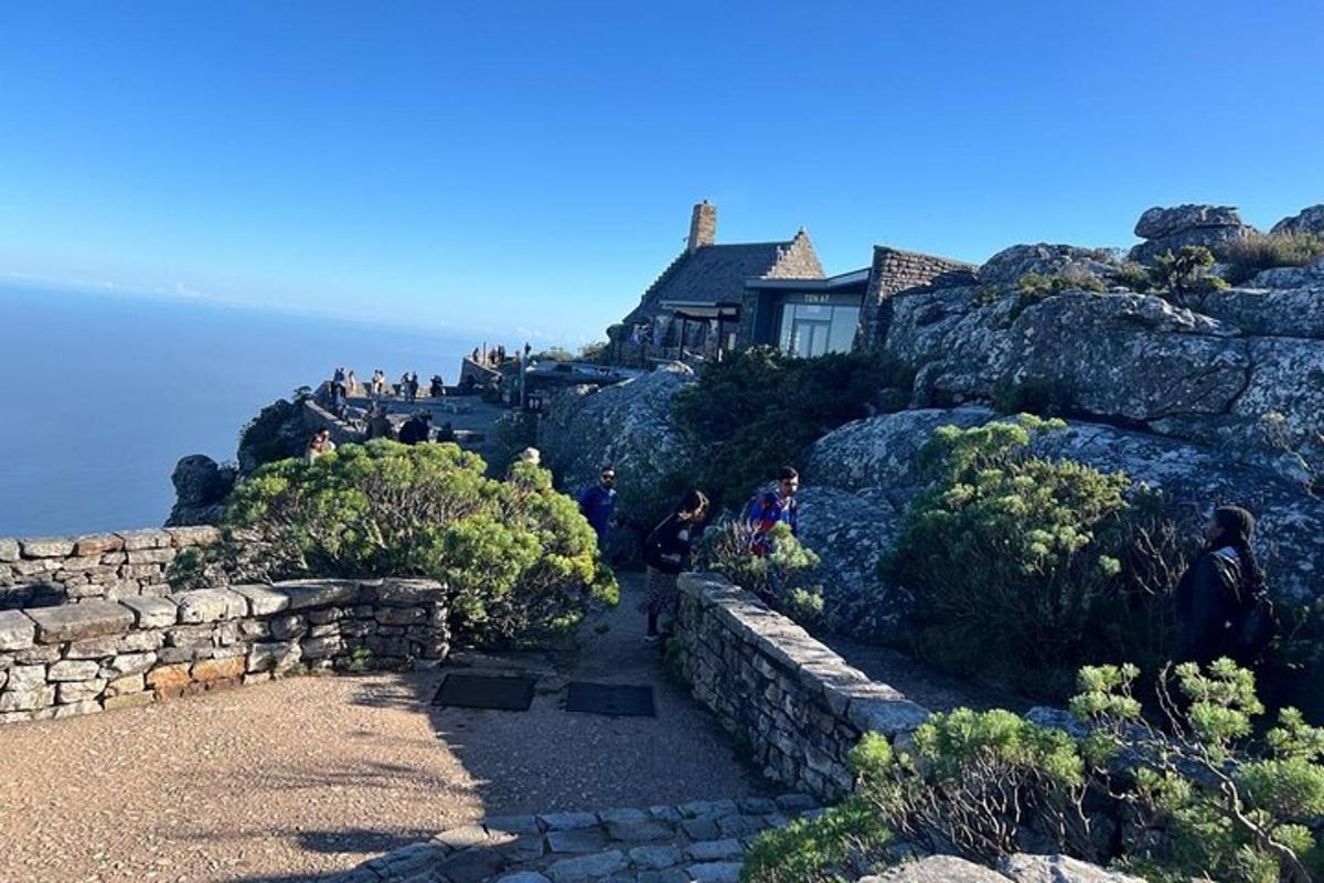 una casa sul fianco di una montagna rocciosa