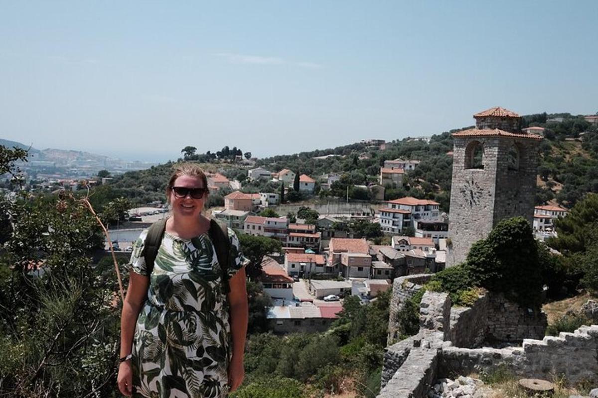 una donna in piedi in cima a un castello