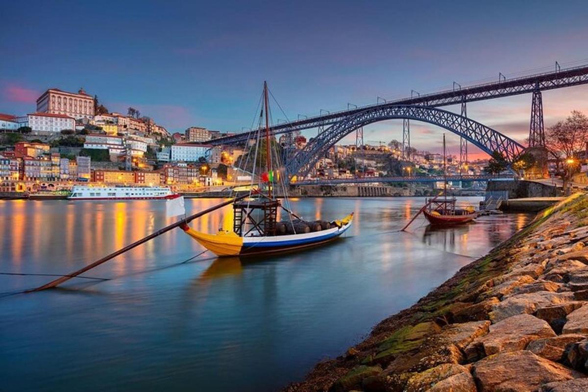 un barco en el agua frente a un puente