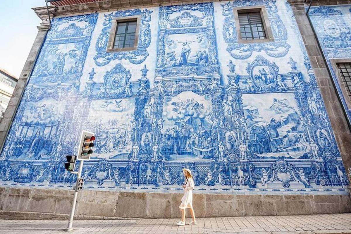 Una mujer caminando frente a un edificio con un mural.