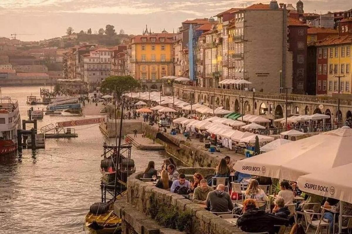 Un grupo de personas sentadas en un muelle cerca del agua.
