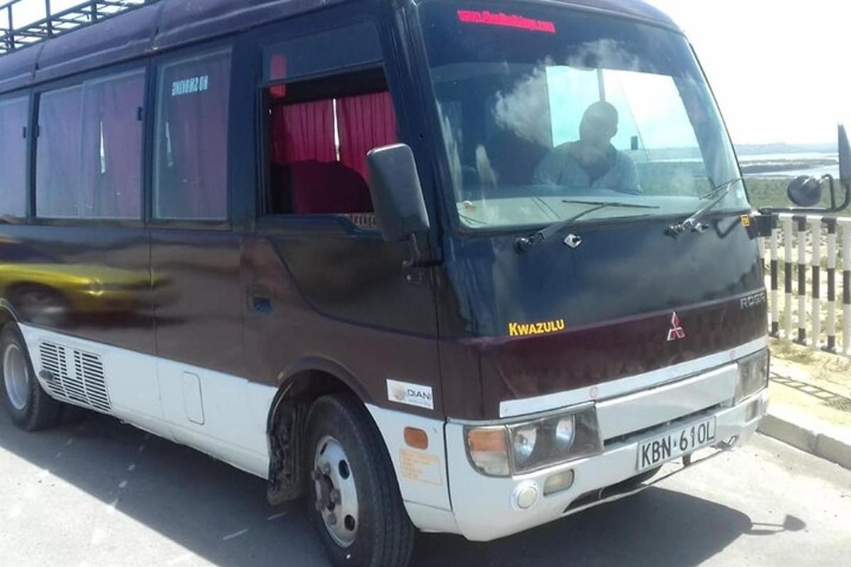 un bărbat așezat în fața unui autobuz