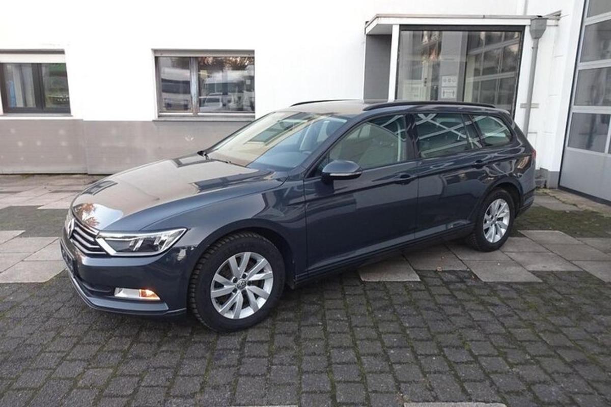 must auto pargitud hoone ette