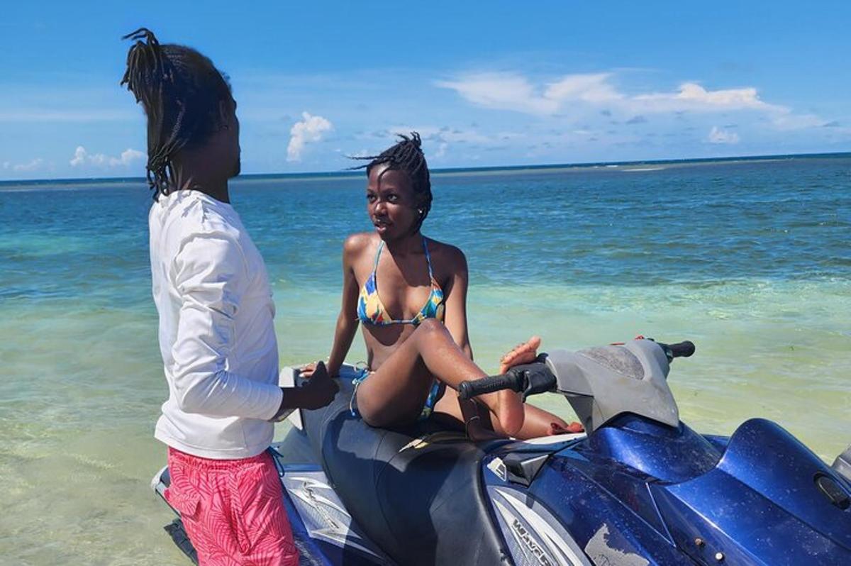 un uomo e una ragazza su una motocicletta sulla spiaggia