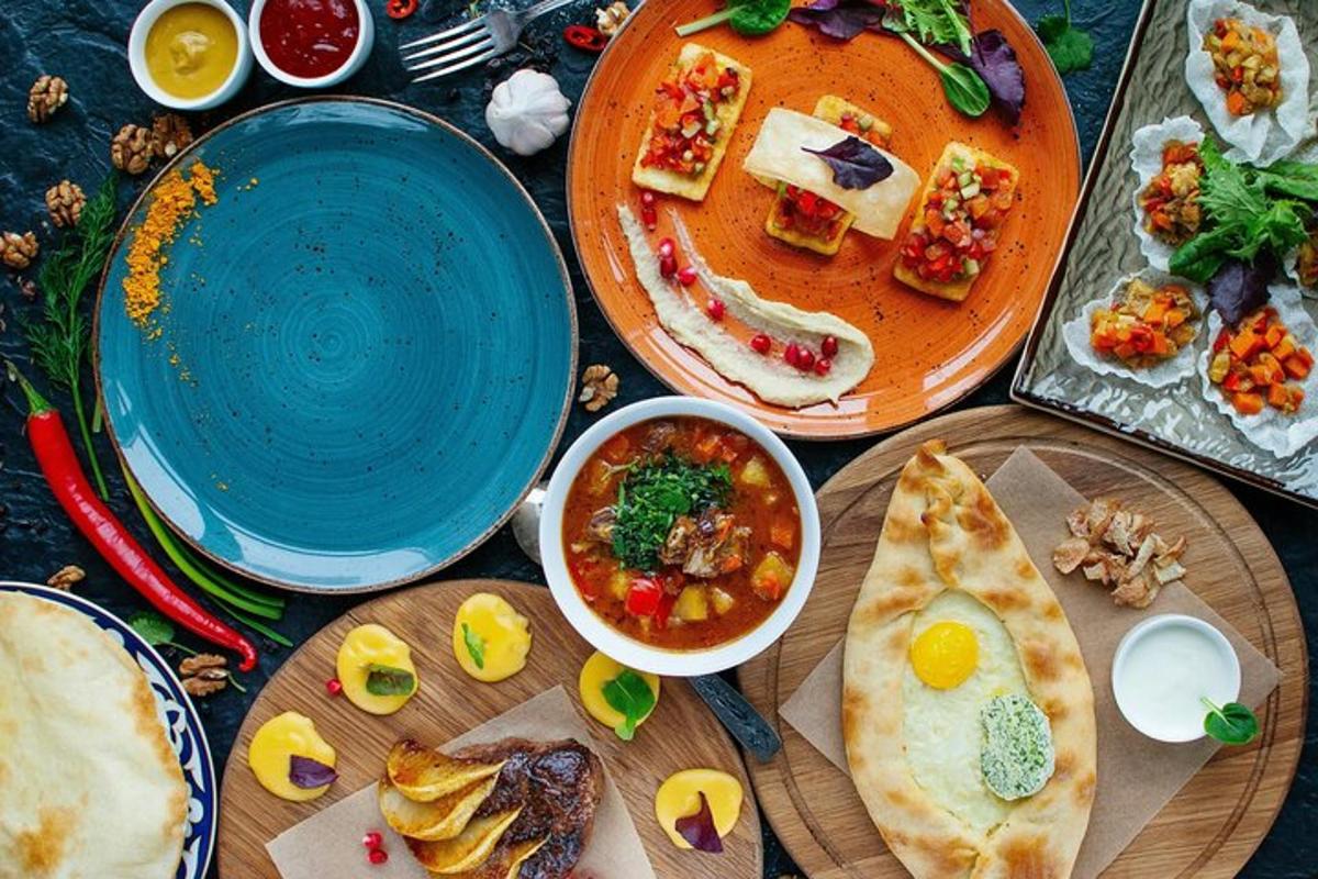 meja di atasnya dengan pinggan makanan dan mangkuk sup