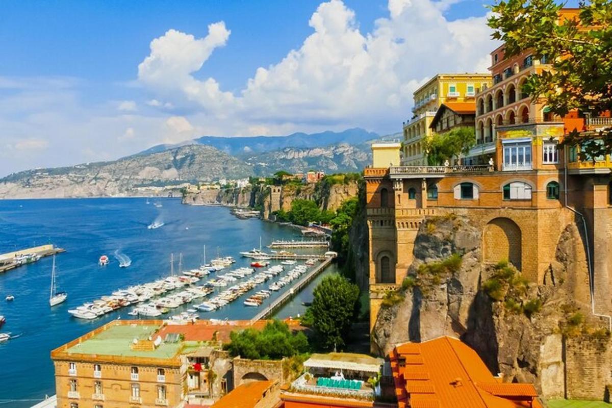 widok na wybrzeże Amalfi z łodziami na wodzie