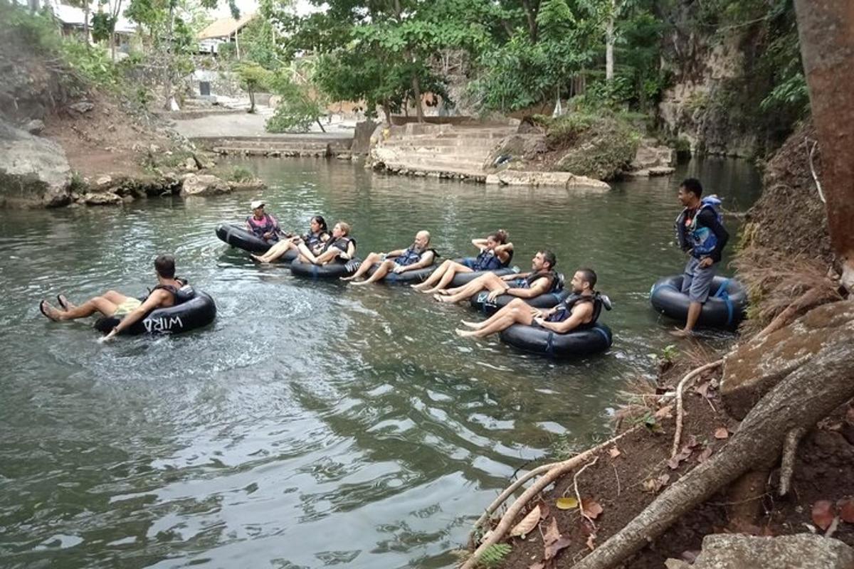 isang grupo ng mga tao na nakaupo sa mga tubo sa tubig