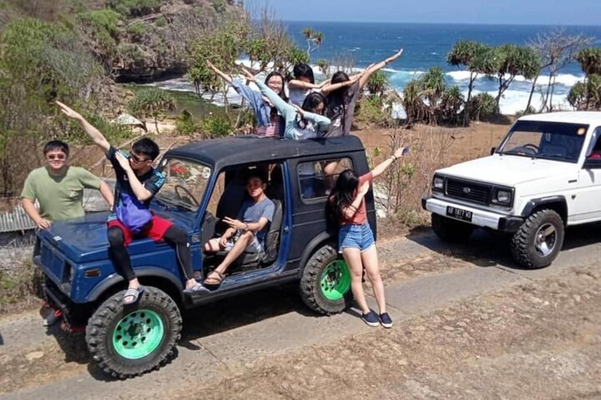 isang grupo ng mga tao na nakaupo sa likod ng isang trak