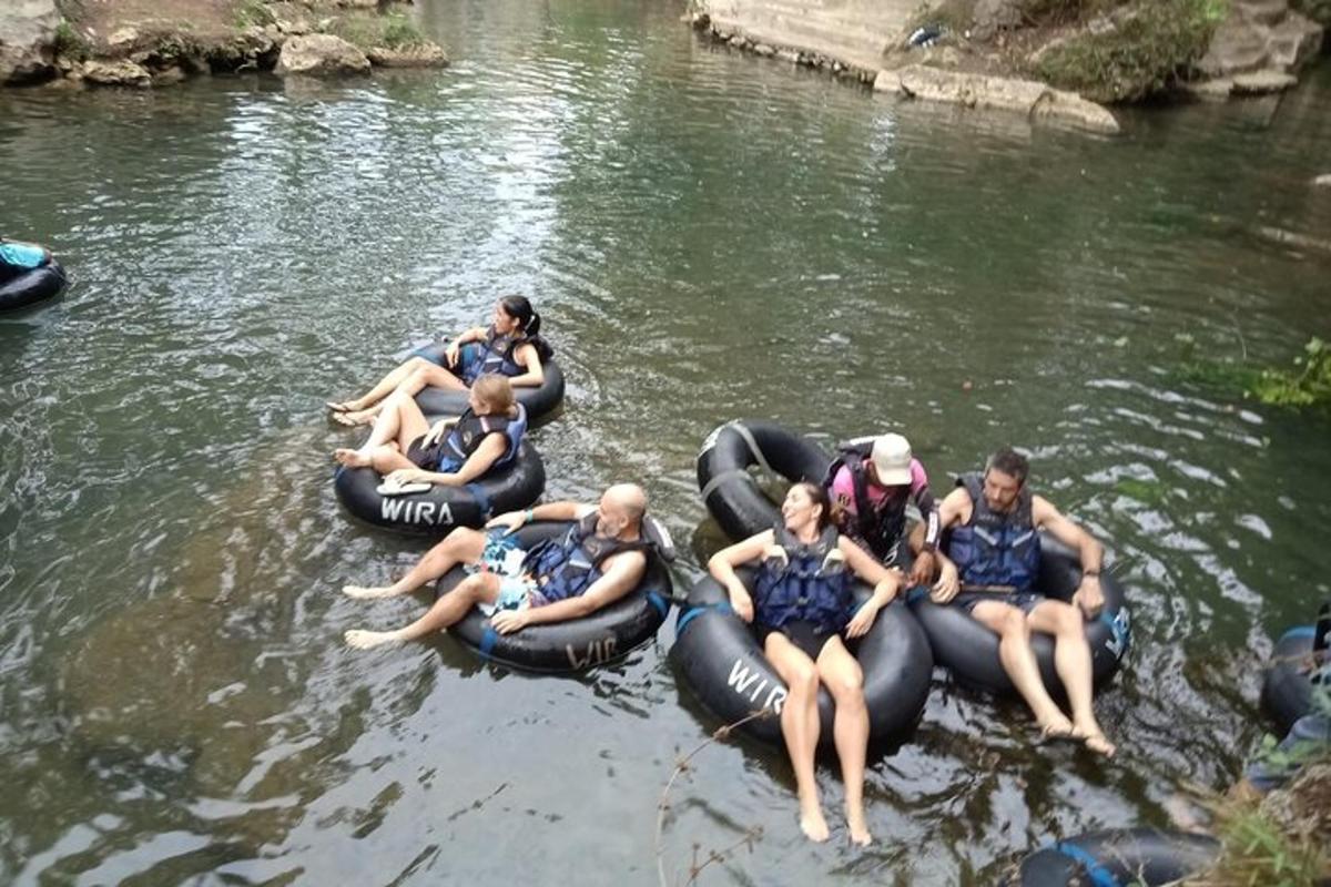 isang grupo ng mga tao na nakasakay sa mga tubo sa tubig