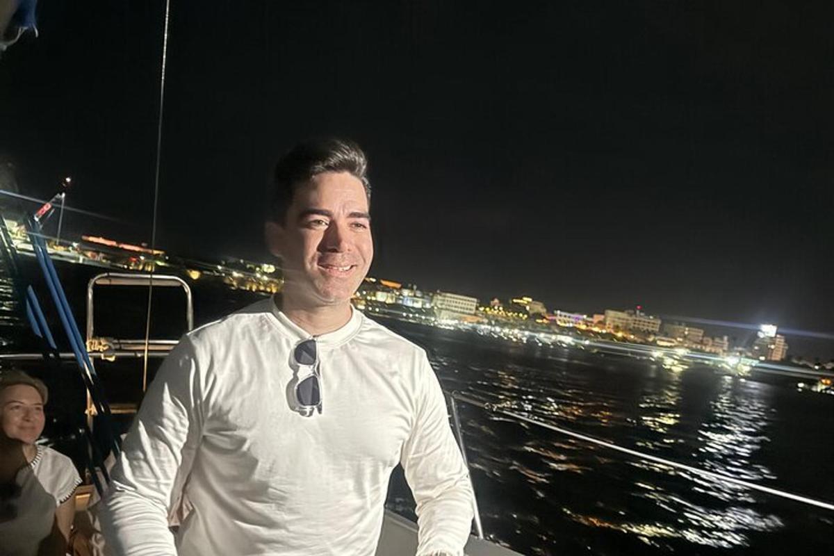 Ένας άντρας με γυαλιά σε μια βάρκα στο νερό