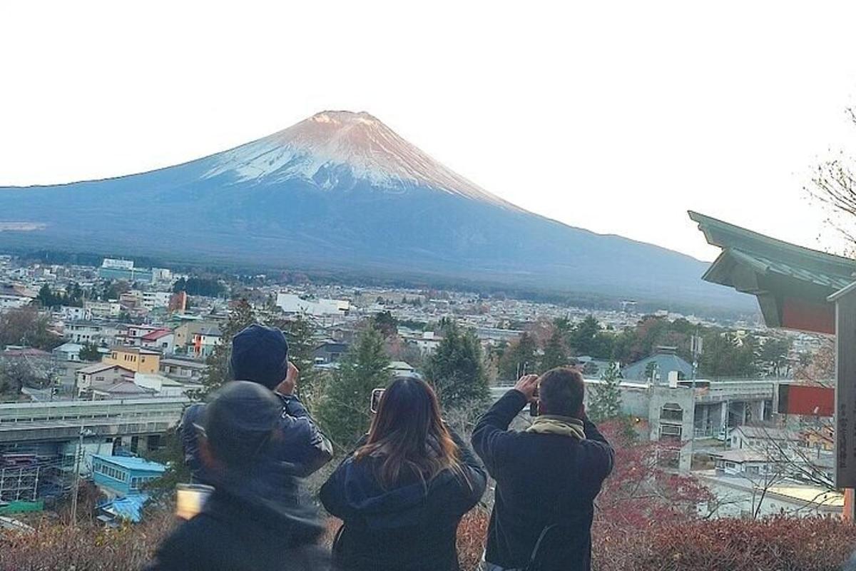 Un grupo de personas tomando fotografías de una montaña.