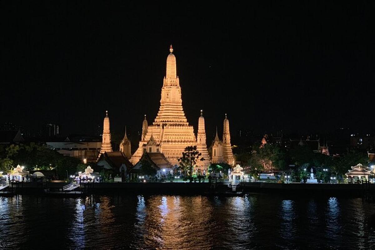 un gran edifici il·luminat al costat de l'aigua a la nit