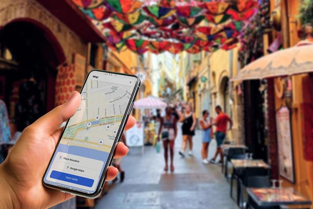 osoba držící mobilní telefon na ulici