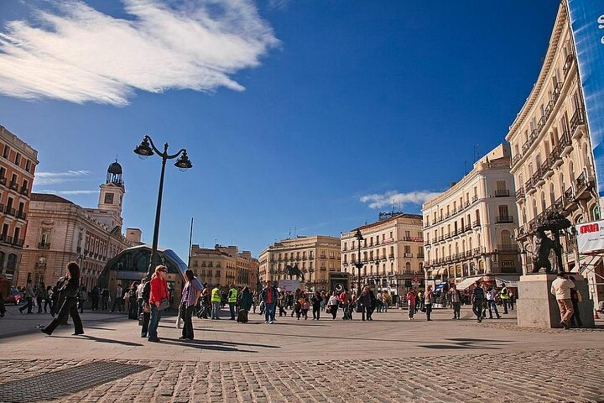 un gruppo di persone che camminano per una strada cittadina