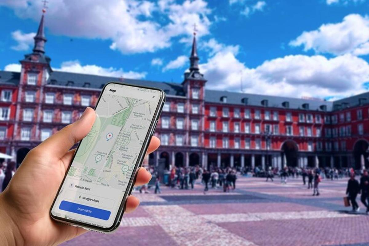 una persona che tiene in mano un telefono cellulare davanti a un edificio