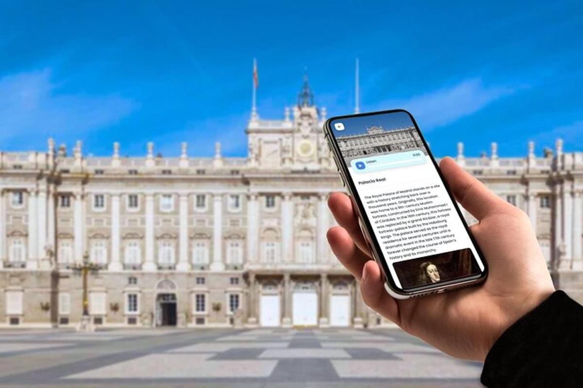 una persona che tiene in mano un telefono cellulare davanti a un edificio