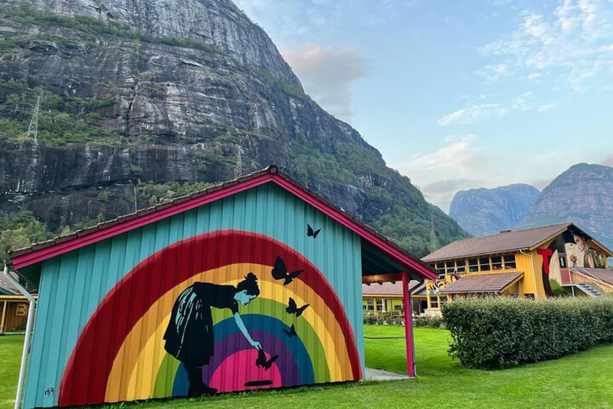bygging með regnboga máluðum á henni með fjalli