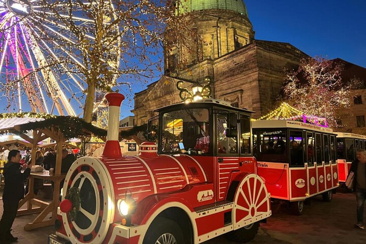 ein roter Zug und ein Riesenrad auf einem Jahrmarkt