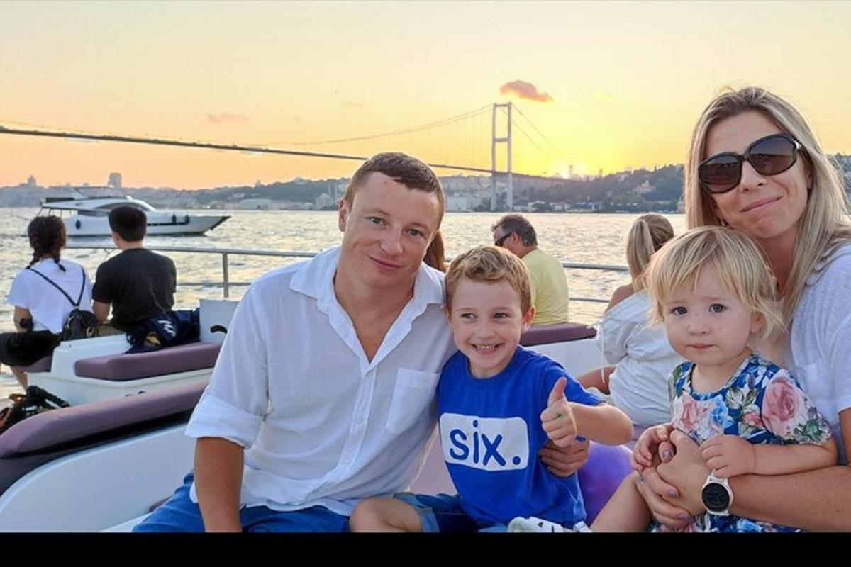 um homem, uma mulher e duas crianças sentados em um barco