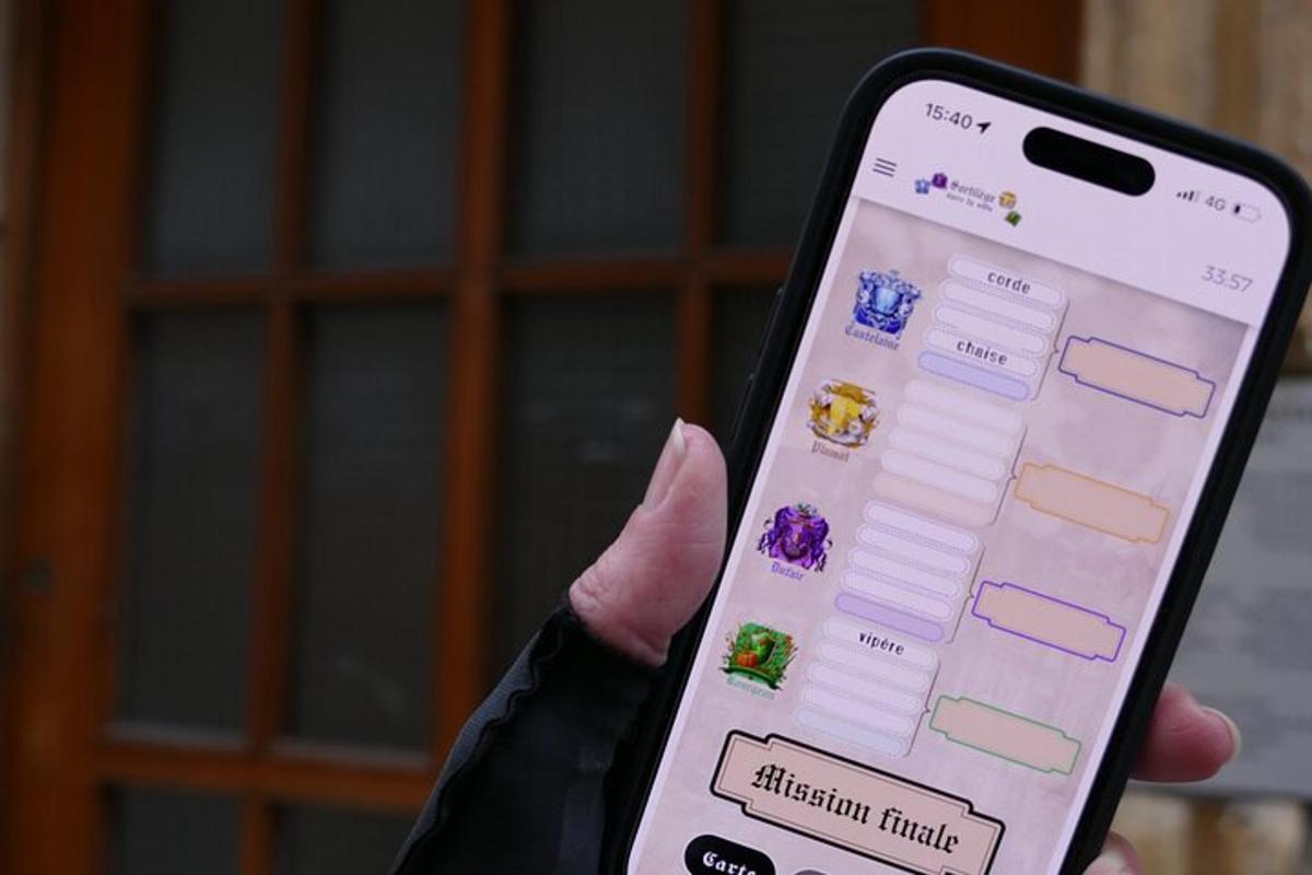 osoba držící v ruce mobilní telefon