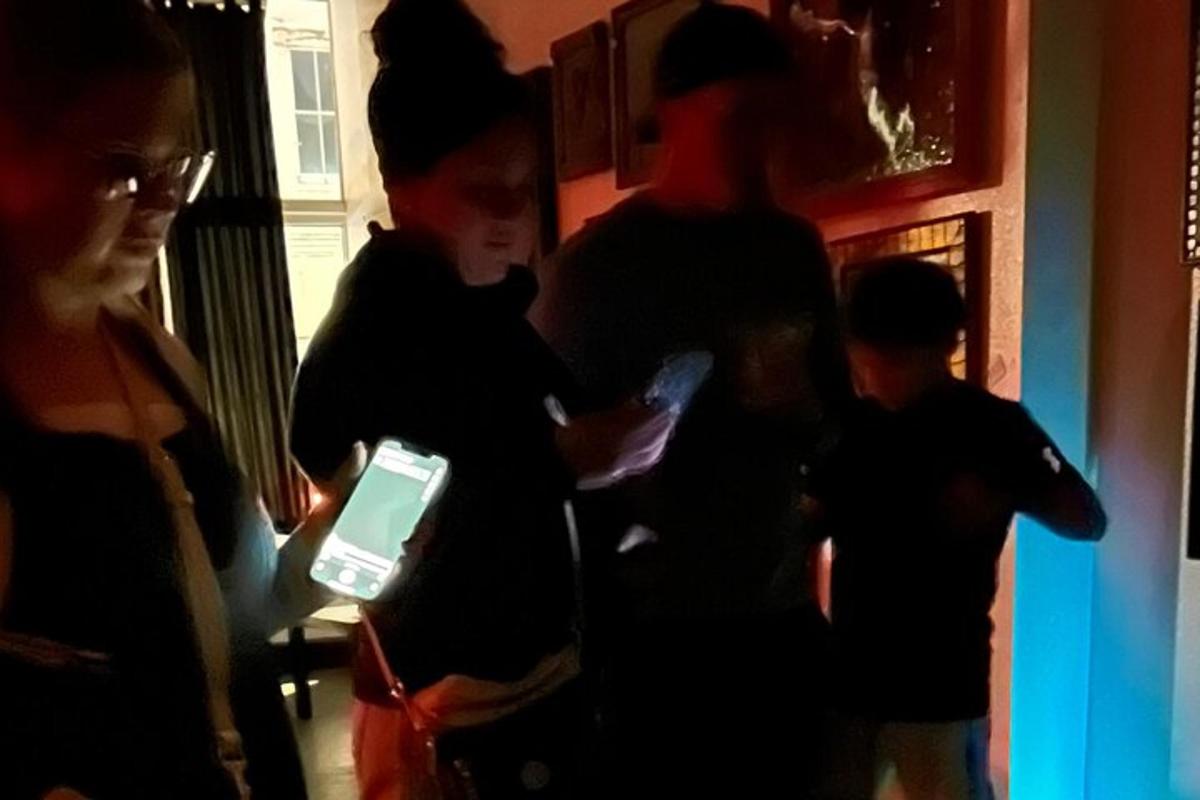 Un grupo de personas de pie en una habitación jugando un videojuego.