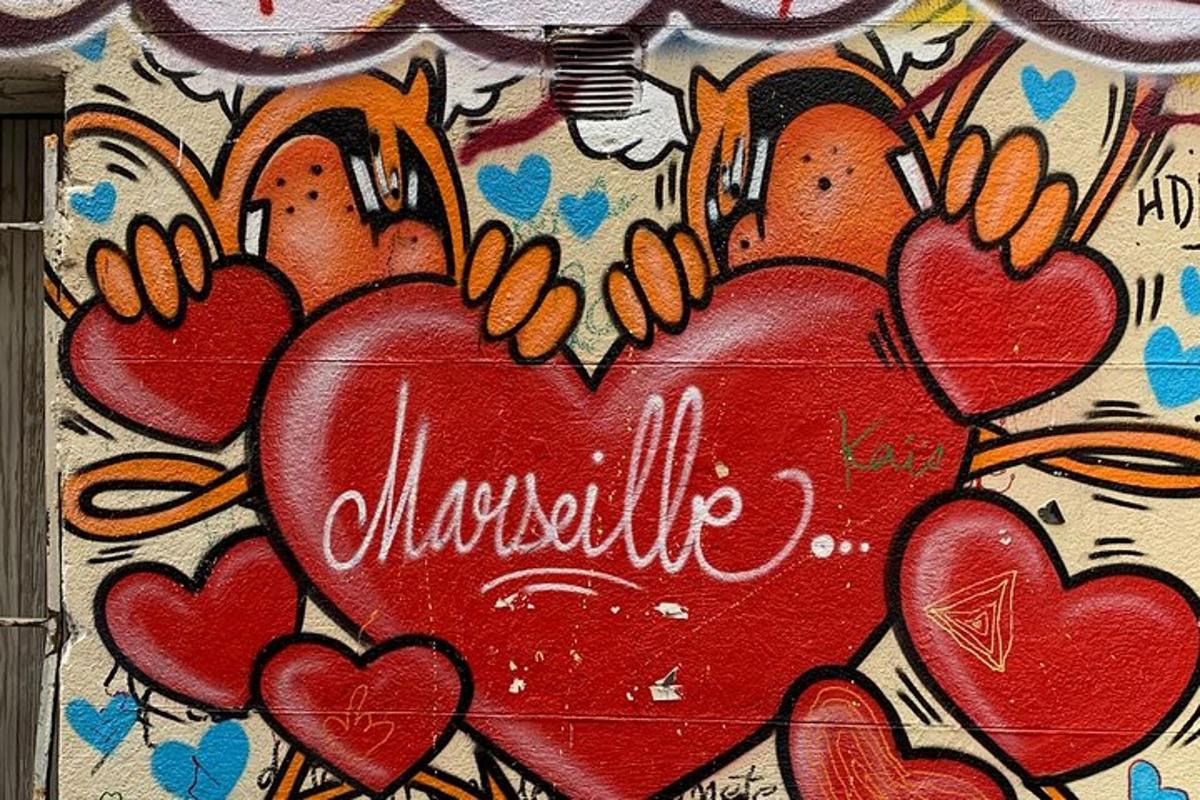 zeď s obrazem srdíček