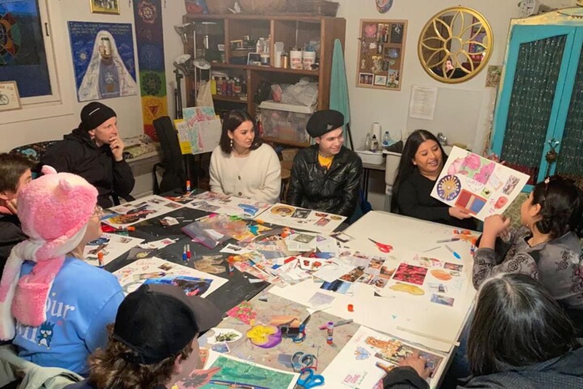 een groep mensen die rond een tafel zitten en knutselen