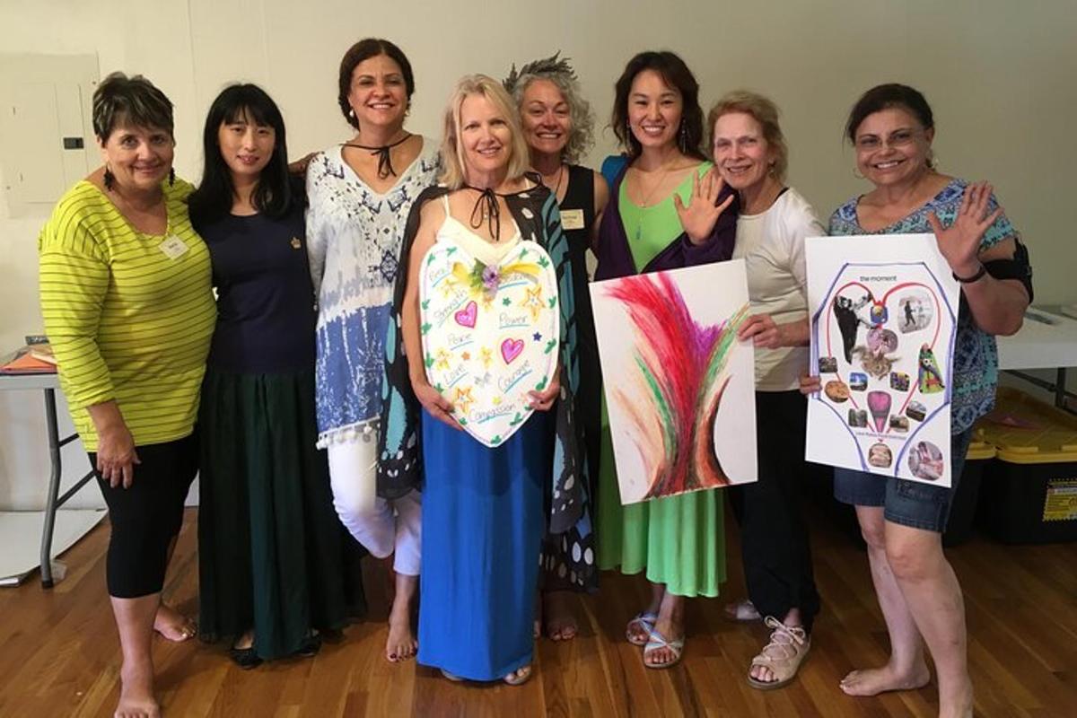 een groep vrouwen die poseren voor een foto met hun kunstwerken