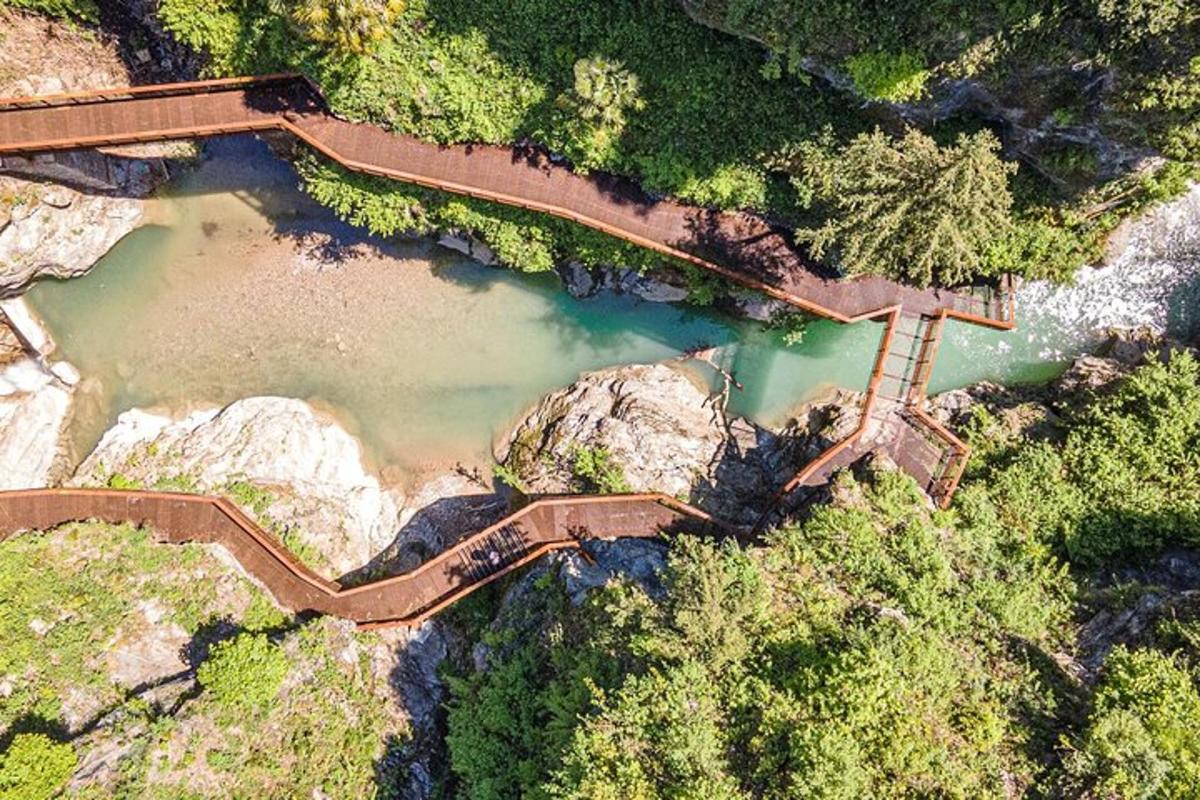 vista aèria d'un pont sobre una massa d'aigua