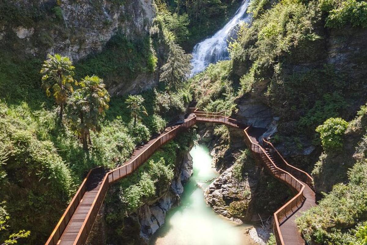 eine Luftaufnahme einer Brücke über einen Fluss mit einem Wasserfall