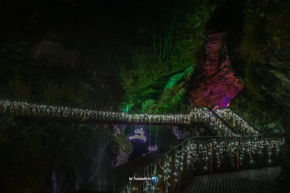 jambatan diterangi dengan lampu pada waktu malam