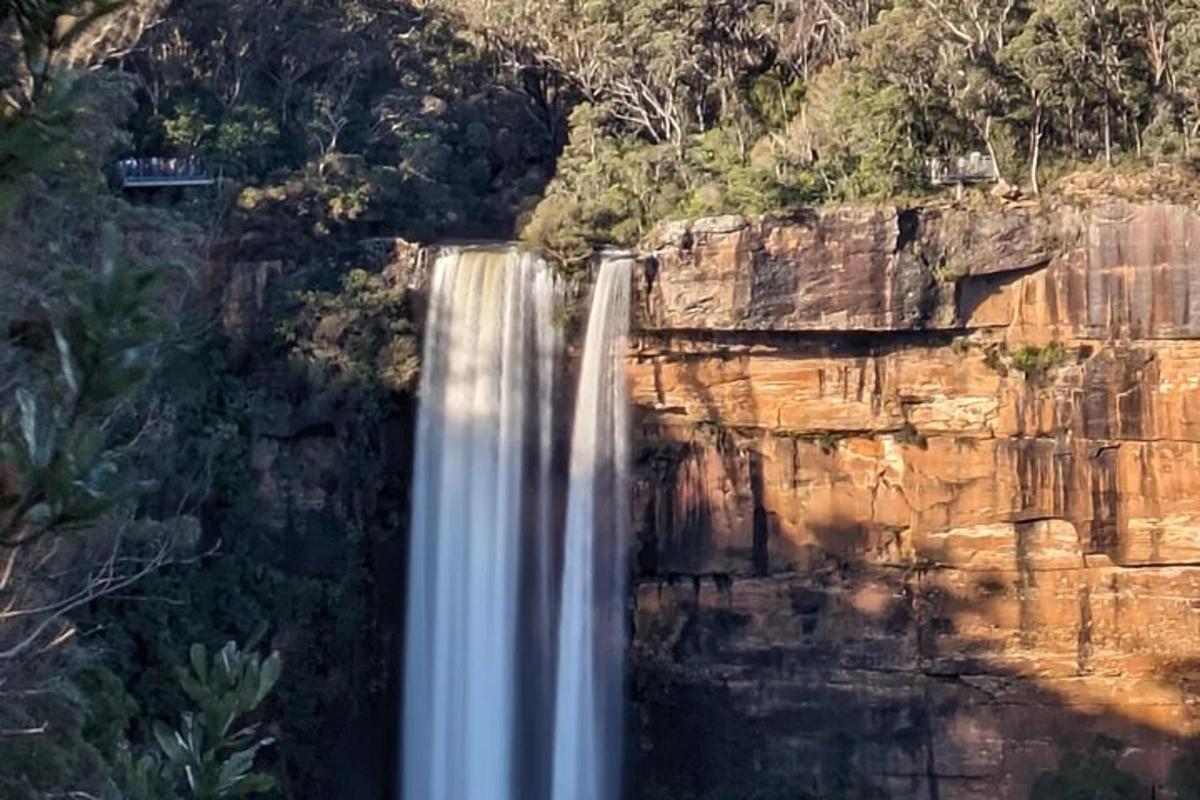 una cascata sul fianco di una scogliera