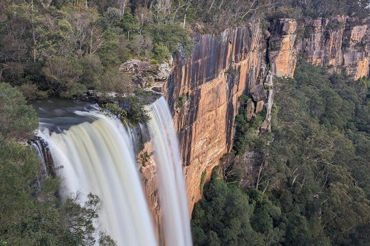 una vista aerea di una cascata sul fianco di una montagna
