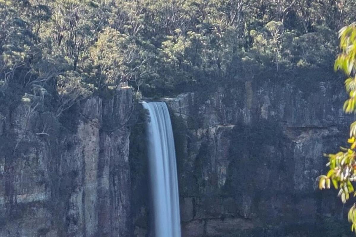 una cascata sul fianco di una montagna rocciosa