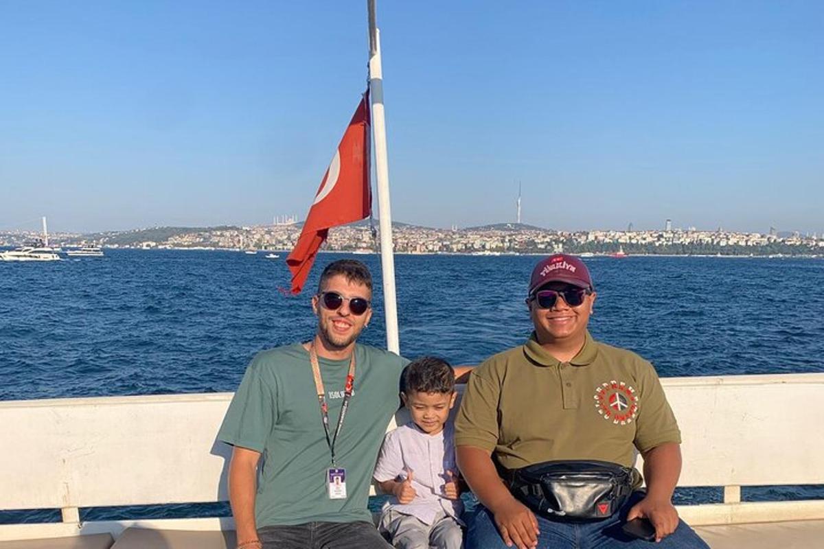 un gruppo di tre uomini e un bambino su una barca