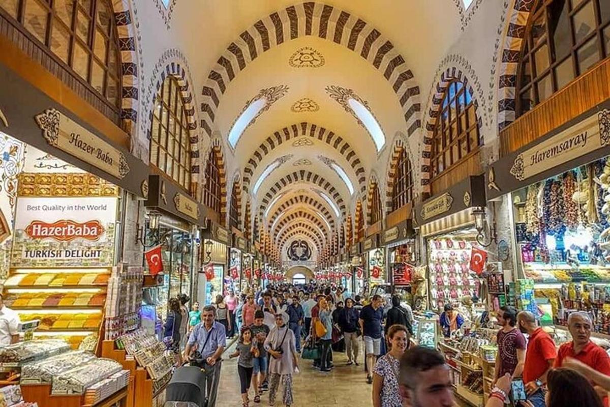 un gruppo di persone che camminano in un mercato con negozi