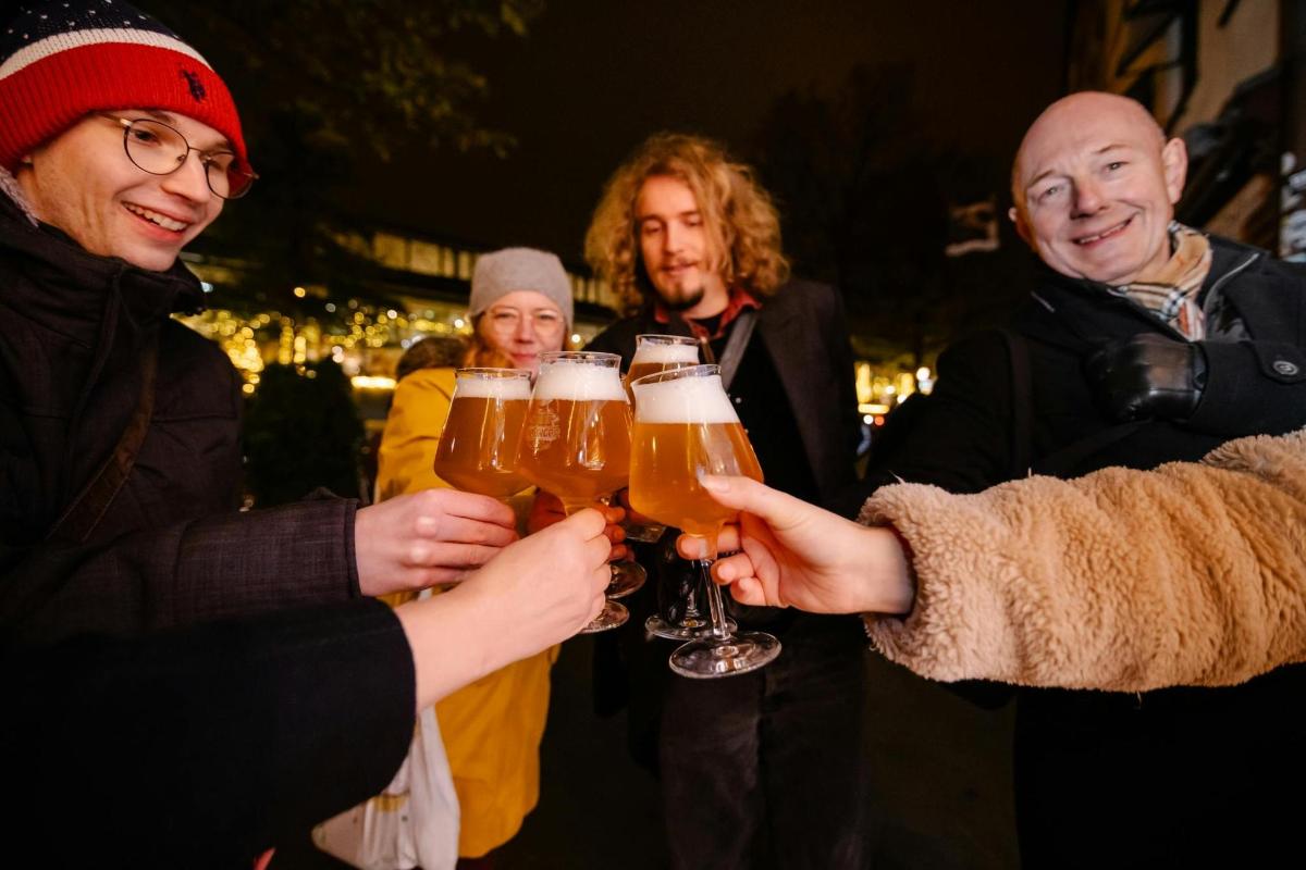 skupina lidí držících sklenice piva