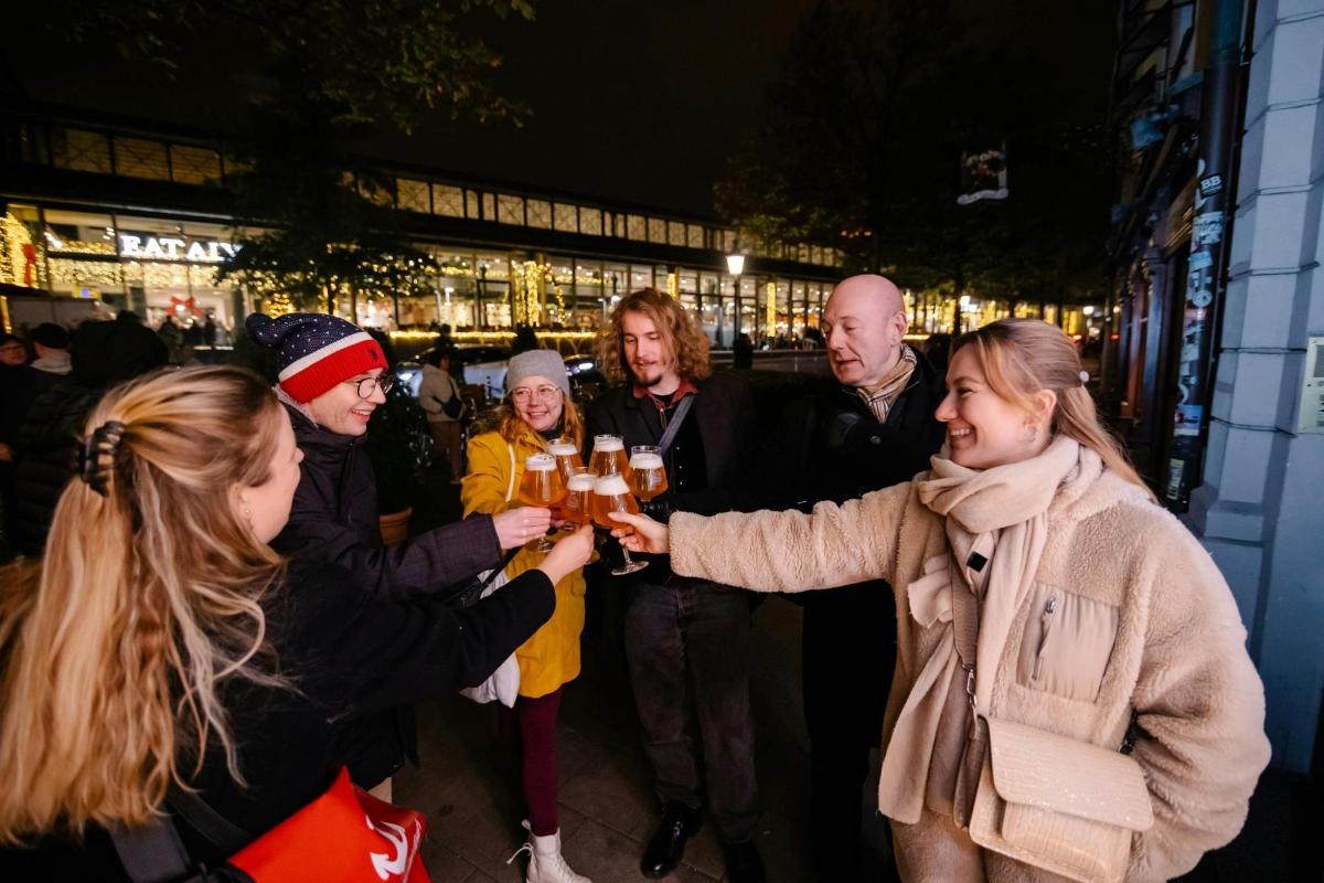 skupina lidí držících sklenice vína