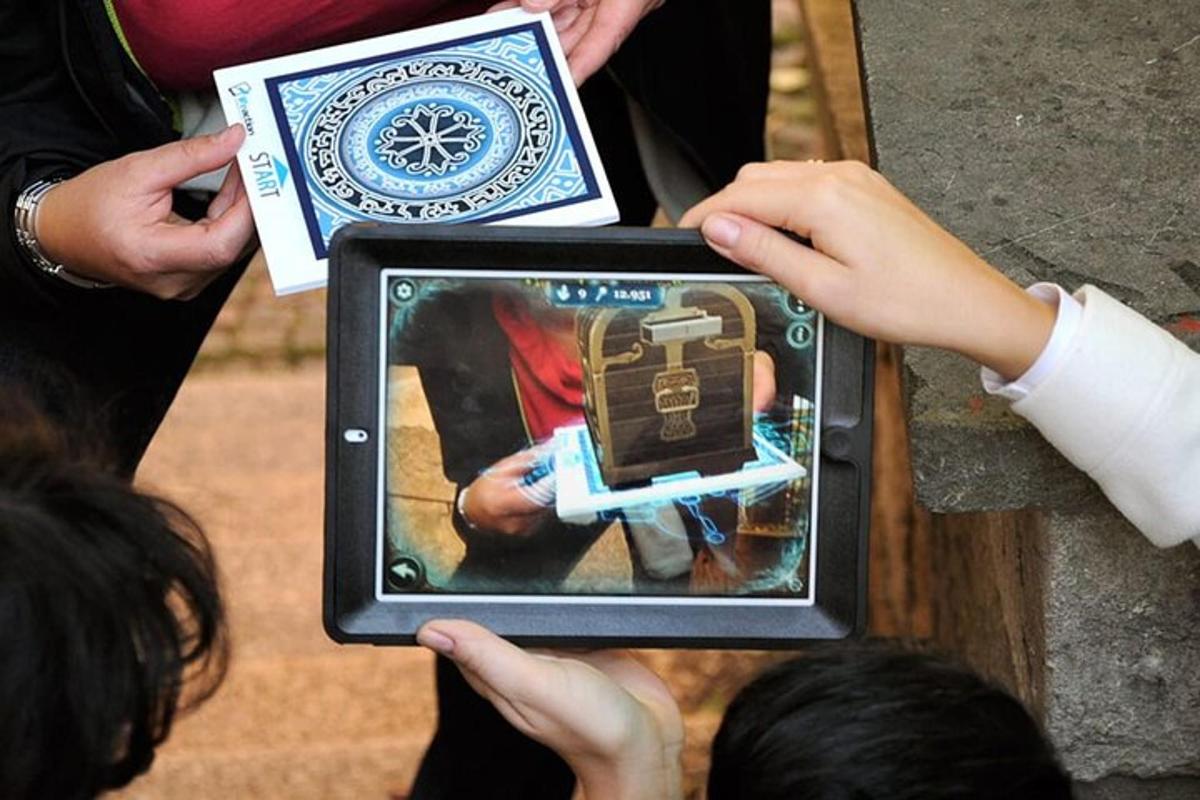 una persona che mostra l'immagine di una persona che tiene in mano un tablet