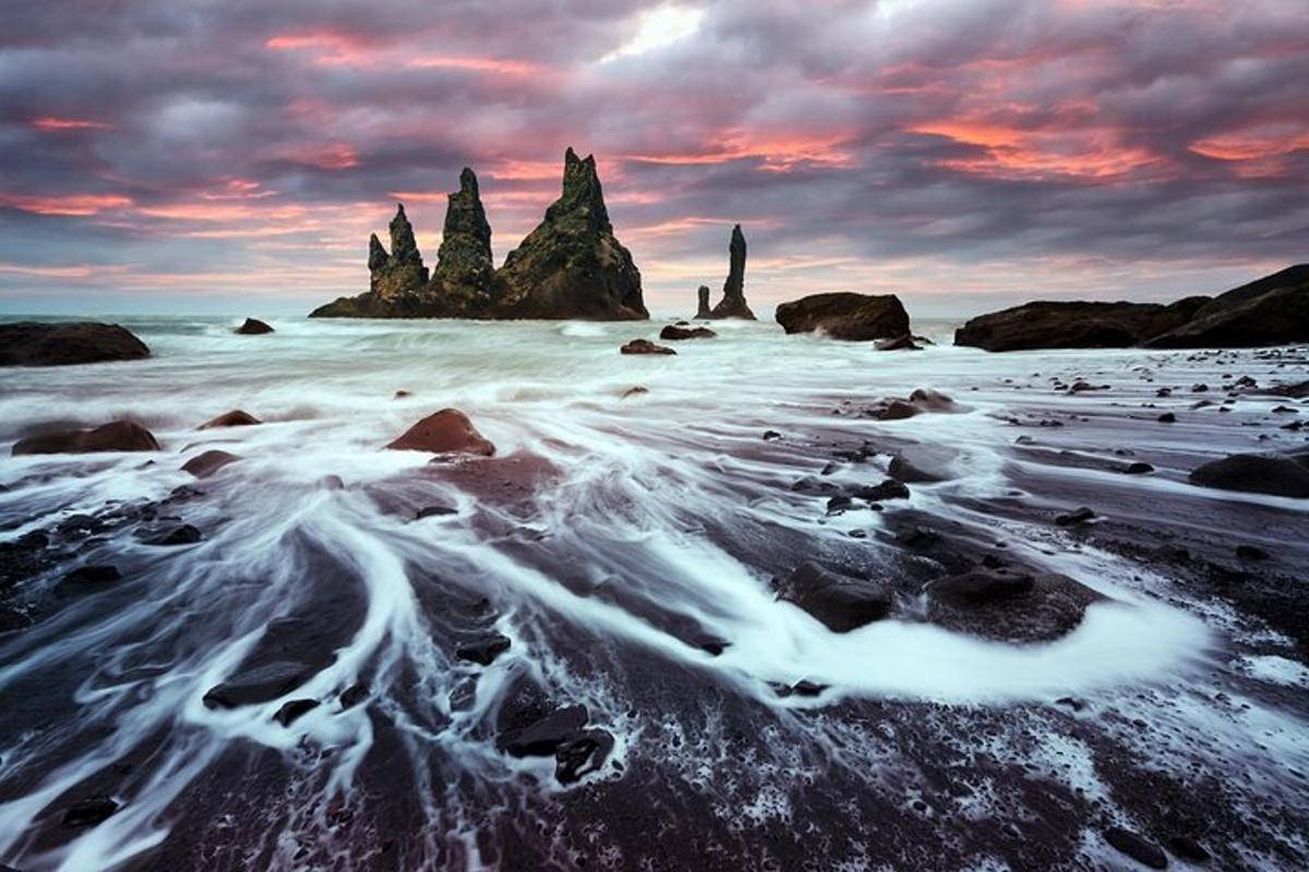 Una vista de una playa con rocas en el agua.