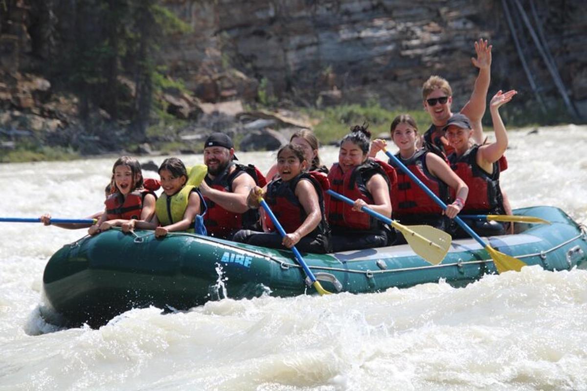 一群人在水中的木筏上