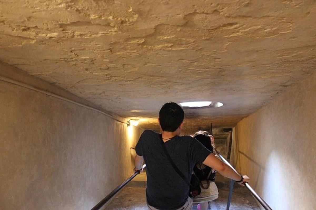 un home camina per un passadís amb una càmera