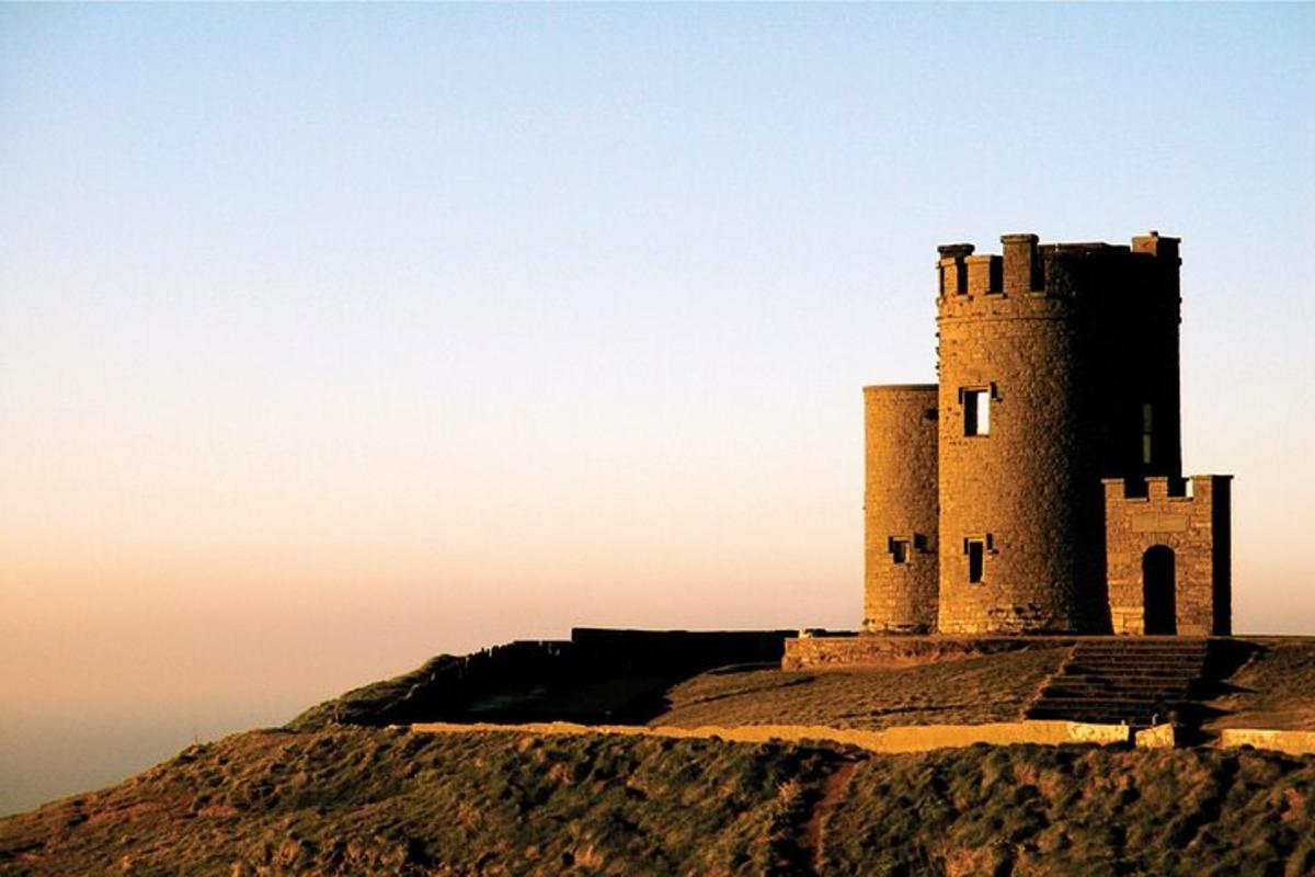 hrad na vrcholu kopce
