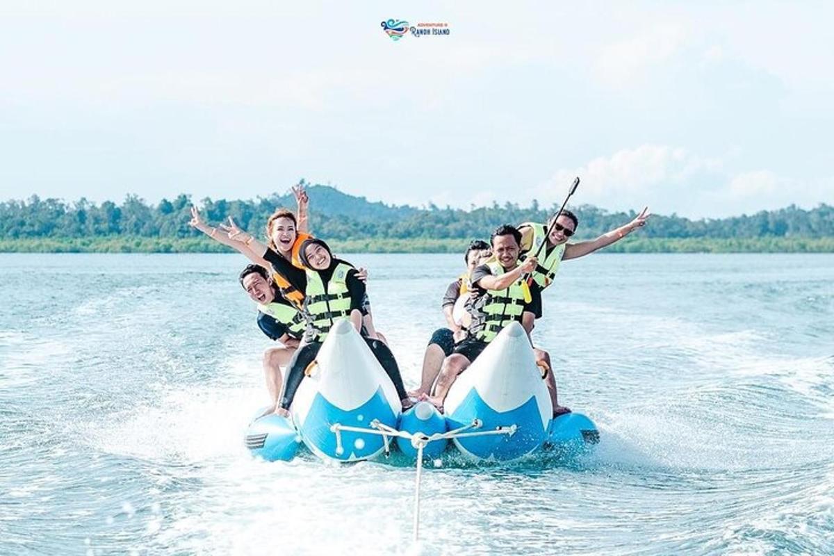 eine Gruppe von Menschen auf einem Jetski im Wasser