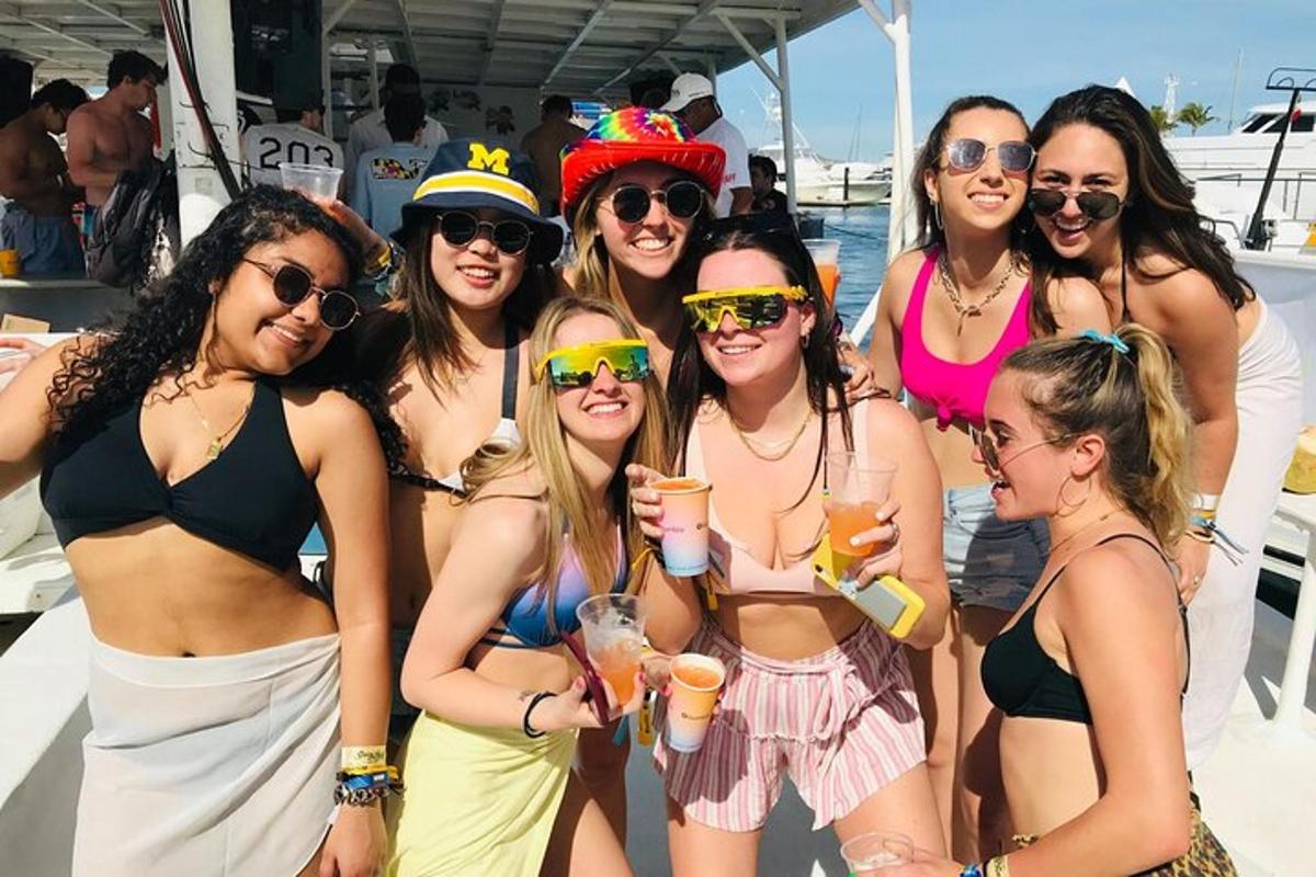 Un grupo de mujeres posando para una foto en un barco.