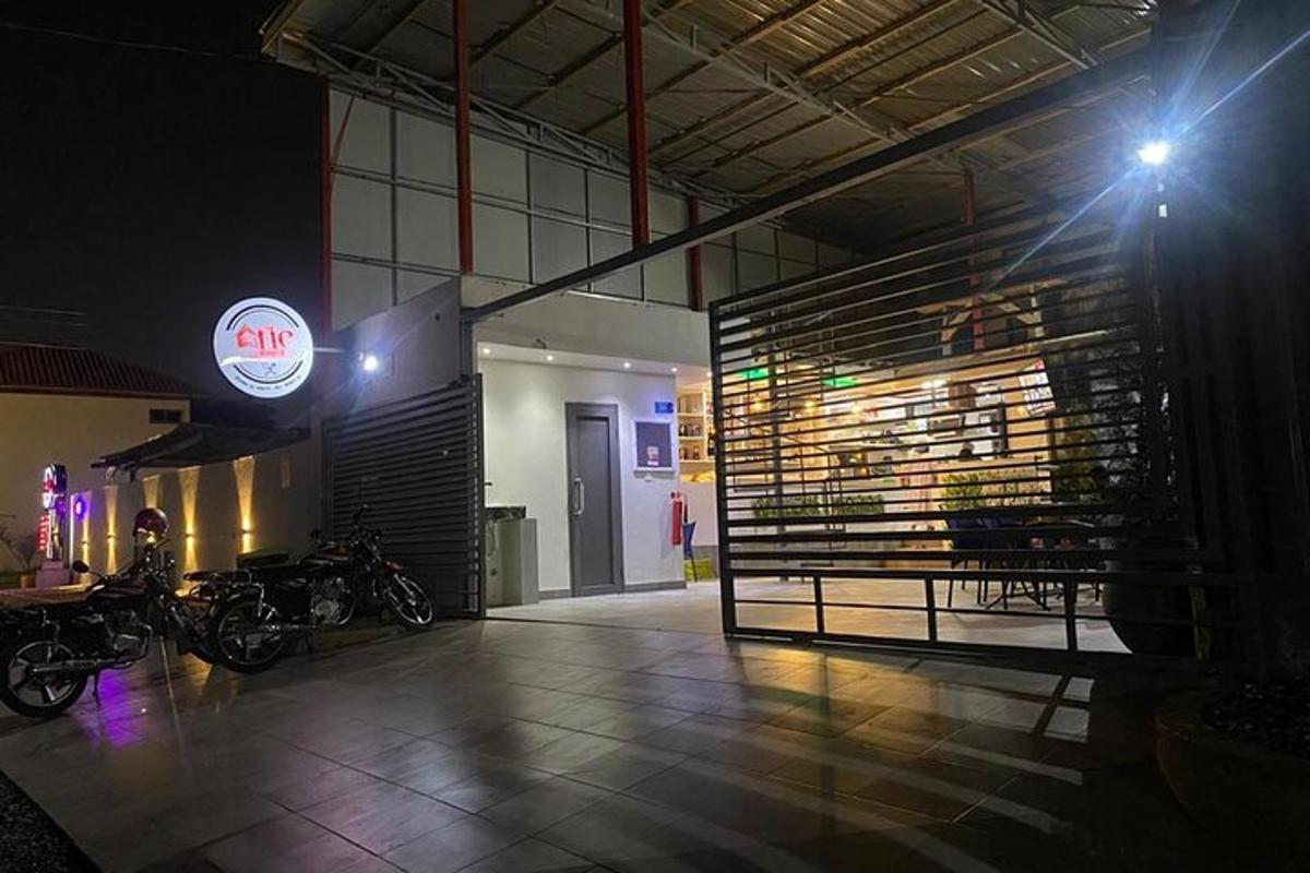 egy szoba, amelyben motorkerékpárok parkolnak egy épületben