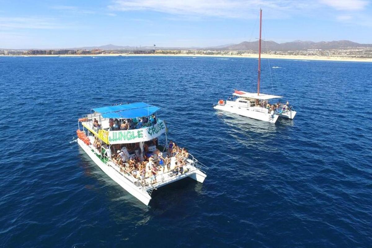 Dos barcos con gente a bordo en el agua.