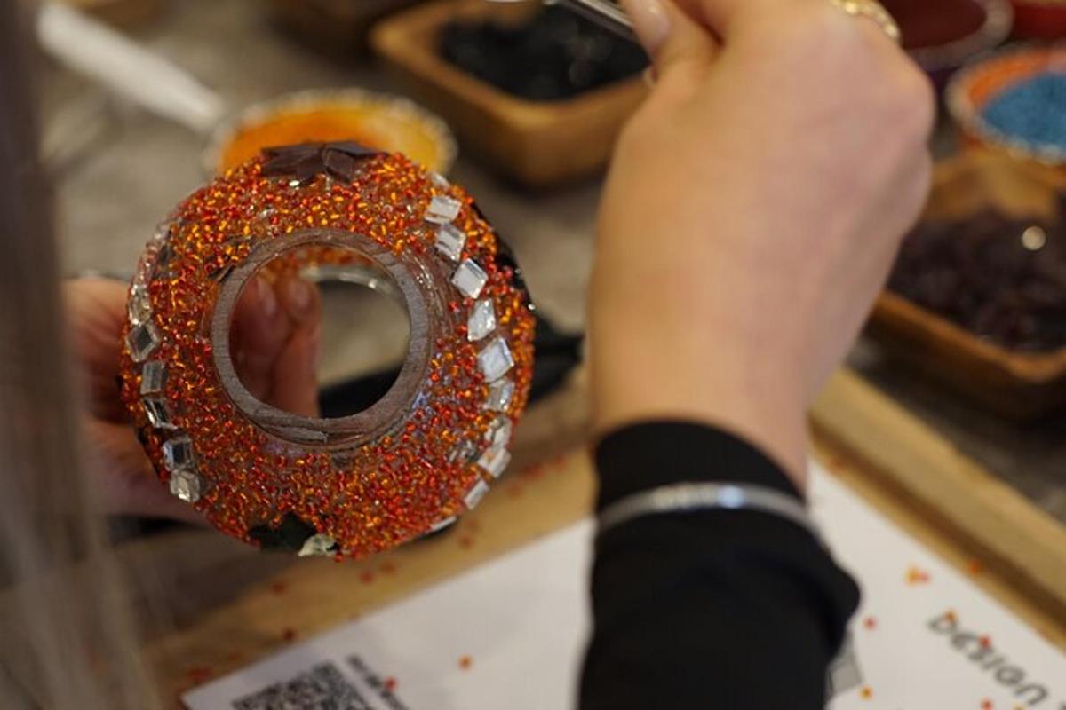 una persona che tiene in mano una ciambella con granella sopra